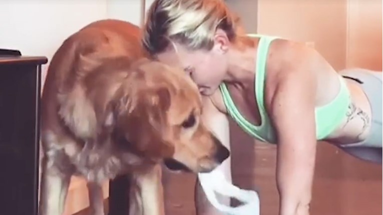 VIDEO Ovaj pas ne dozvoljava svojoj ljudskoj mami vježbati