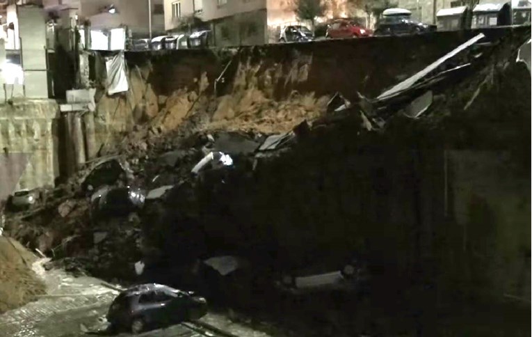 Golema rupa progutala automobile u Rimu, pogledajte snimku
