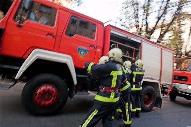 Vatrogasci spasili nepokretnu ženu iz plamtećeg stana, u kritičnom stanju prebačena u KBC Split