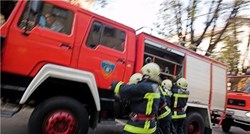 Izbio požar u autoservisu u Zagrebu, ljudi se nagutali dima i završili u bolnici