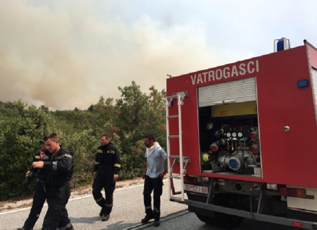 U požaru kod Perkovića ozlijeđena dva vatrogasca