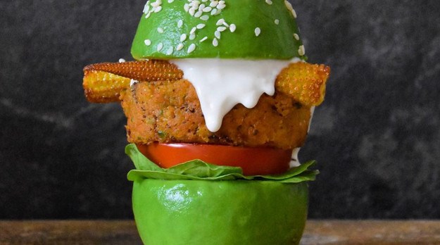 Hamburger iz snova svakog vegana i fitness entuzijasta: Možete li pogoditi od čega je napravljeno zeleno pecivo?