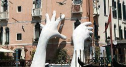 U Veneciji osvanula skulptura gigantskih ruku koje izviru iz vode