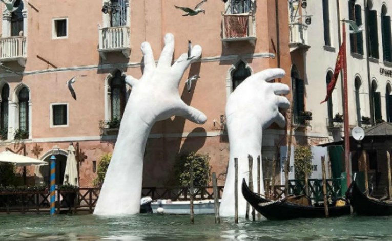 U Veneciji osvanula skulptura gigantskih ruku koje izviru iz vode