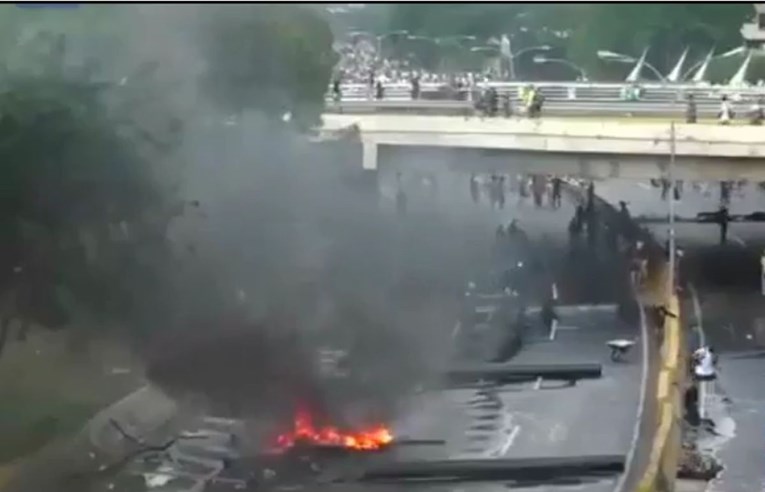 VIDEO Krvavi prosvjedi u Venezueli: Ubijeno 24 ljudi, ostali "između života i smrti"