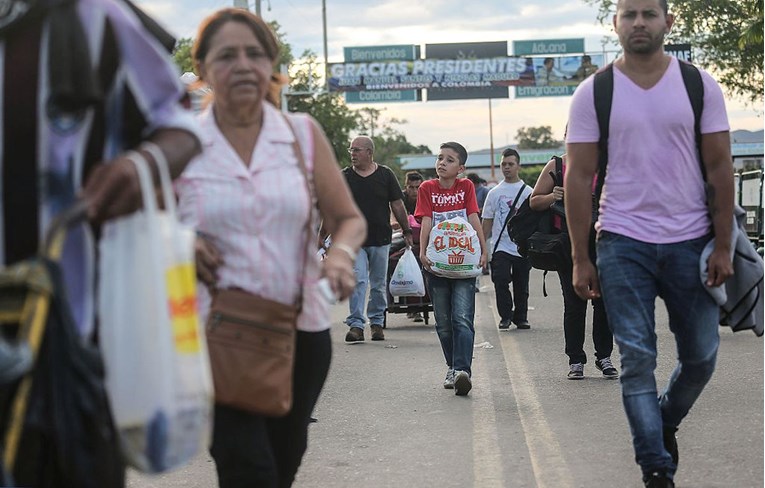 Venezuela kolabira, ljudi masovno bježe u Kolumbiju
