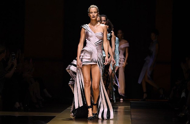 Futuristički glamur: Pogledajte najbolje trenutke s haute couture revije branda Versace