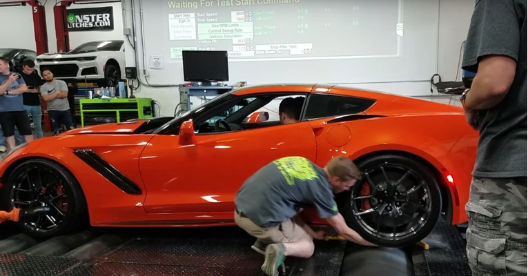VIDEO Brutalna Corvette skoro istrgnula ruku zaposleniku
