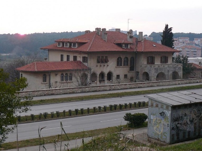 Plenković je danas i službeno crkvi u Puli poklonio vilu vrijednu 19,7 milijuna kuna