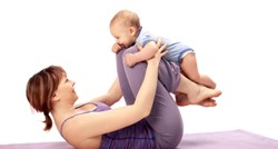 Idealne vježbe za mame: Sve što vam je potrebno je beba za pomoć u vježbanju