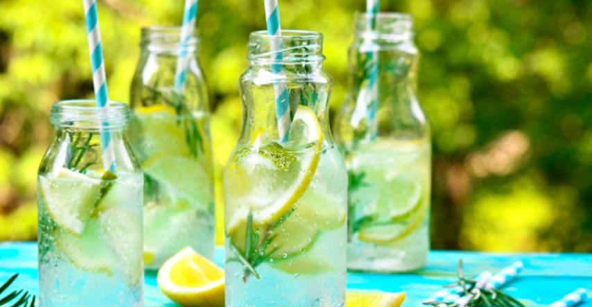 Zašto NE bi smjela piti previše vode s limunom?