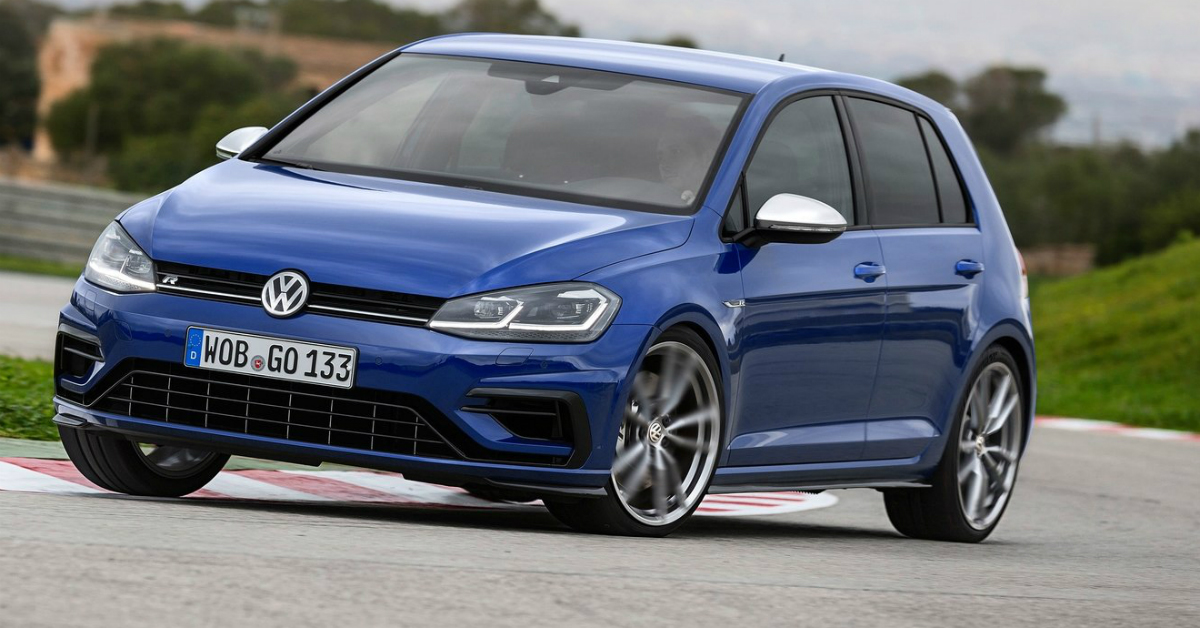 VIDEO Ima garažu punu legendarnih sportskih automobila, a vozi se u Golfu