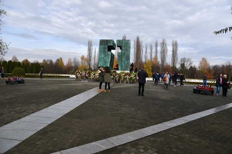 Vukovarske majke položile ruže i svijeće na grobove branitelja