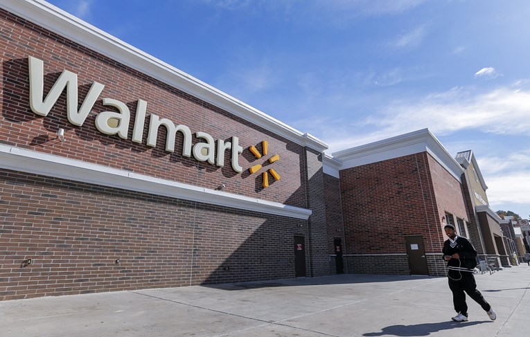 Američki trgovački lanac Walmart podigao dobnu granicu za kupnju oružja