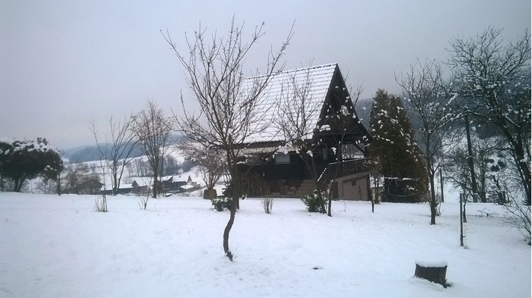 FOTO Snijeg je pao u gorju i na karlovačkom području, večeras bi se mogli zabijeliti i drugi dijelovi Hrvatske