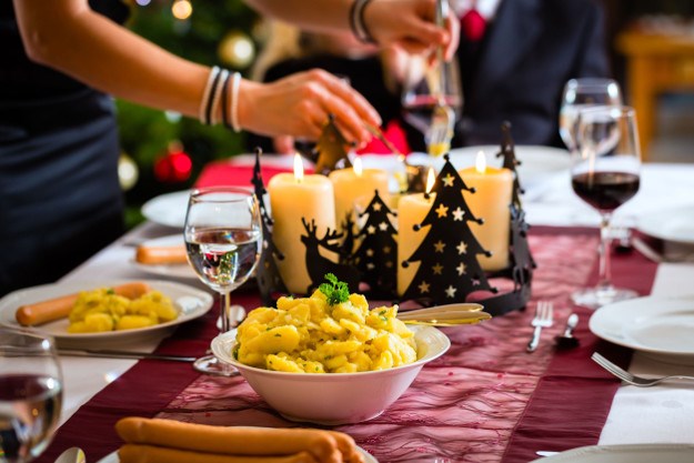Izbjegnite "božićno debljanje": Što jesti i piti za blagdanskim stolom ako pazite na liniju