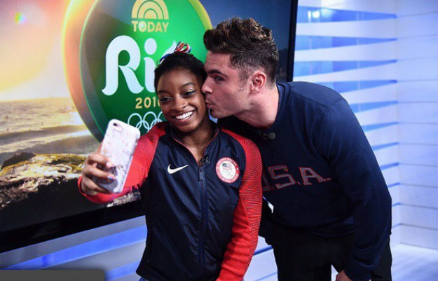 Pali i prvi poljupci: Svi navijaju za preslatke Zaca Efrona i Simone Biles