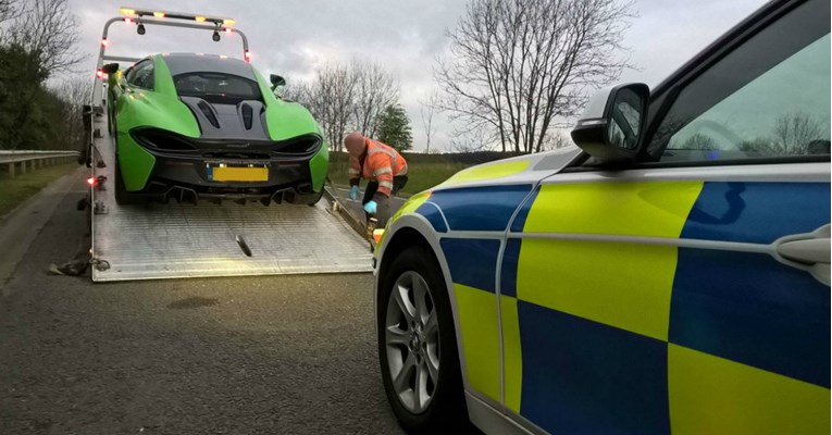 Nema šale s britanskim policajcima: Nakon jurnjave autocestom ostali bez skupocjenih automobila