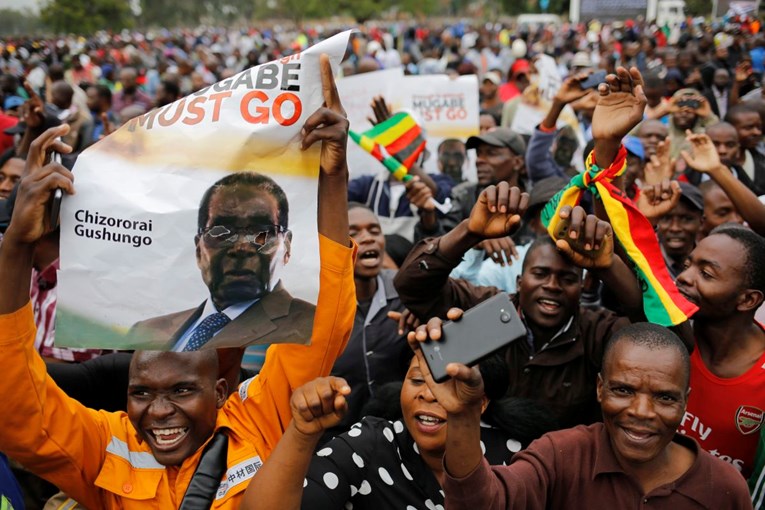 Građani Zimbabvea slave pad zloglasnog Mugabea: "Napokon slobodni"