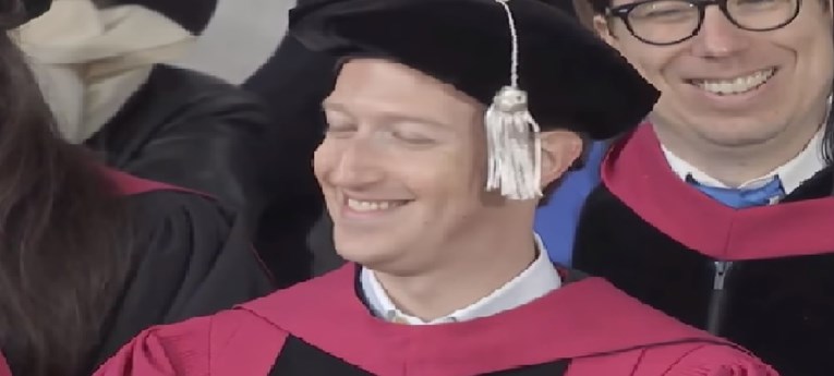 VIDEO Zuckerberg konačno dobio diplomu s Harvarda, rasplakao se i rekao vrlo važnu poruku