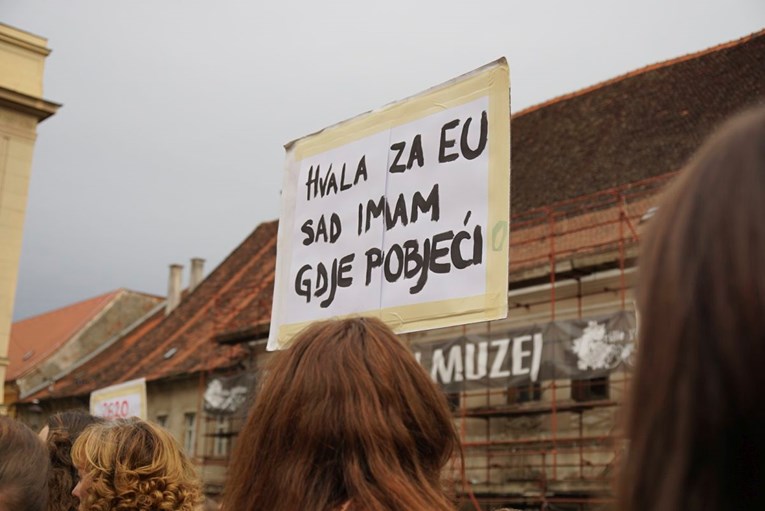 FOTO U Zagrebu se prosvjeduje protiv stručnog osposobljavanja: "Na mladima Njemačka ostaje"