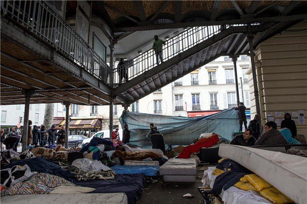 Iz divljeg kampa u Parizu evakuirano oko tisuću migranata