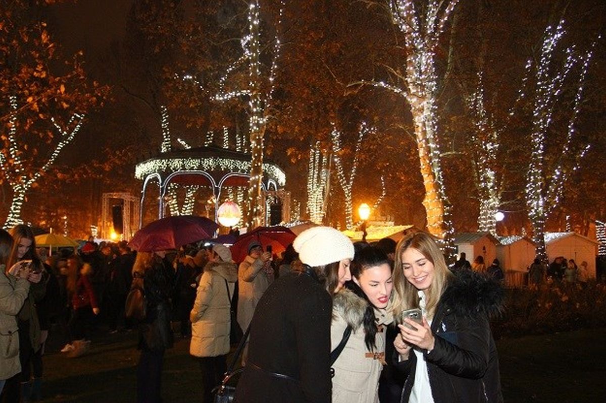 Uber sve popularniji za obilazak Adventa: Triput više domaćih korisnika u Zagrebu i Splitu vozilo se njime