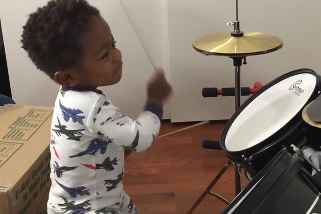 VIDEO Talentiran i sladak: Pogledajte kako jednogodišnji dječak rastura bubnjeve