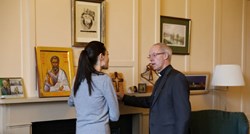 FOTO Angelina Jolie šokirala Britance, tijekom susreta s nadbiskupom stršale su joj bradavice
