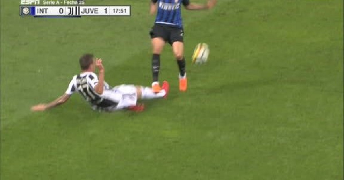 Pogledajte kako je Interov igrač brutalno nagazio Mandžukića i dobio crveni karton
