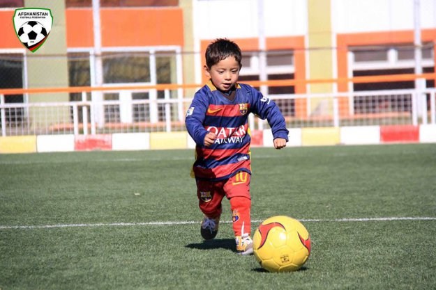 VIDEO Dječak iz Afganistana napokon dobio pravi Messijev dres: Idola će upoznati na Camp Nou