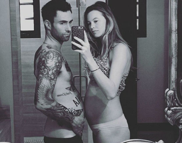 I on jede za dvoje? Adam Levine pokazao veći trbuščić nego njegova trudna supruga Behati