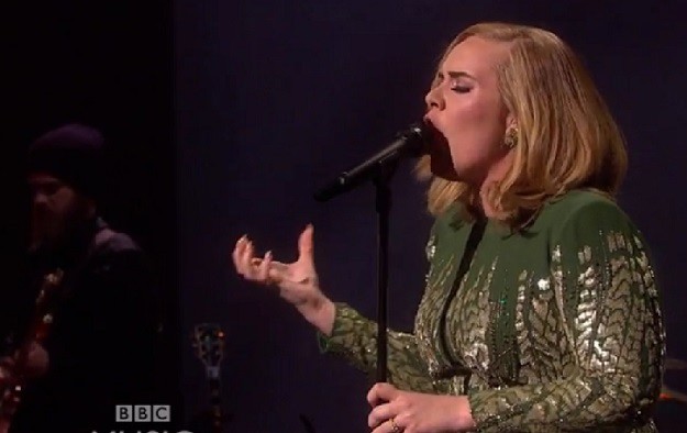 Kakav nastup uživo! Adele ne treba ni plesače, ni golotinju