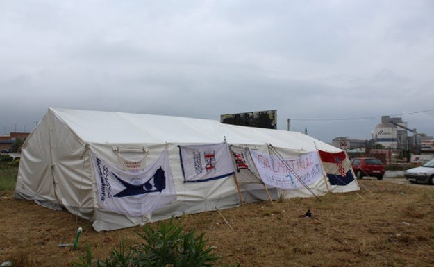 Pod ovim šatorom prosvjeduju radnici koji sedam mjeseci nisu dobili plaću