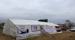 Pod ovim šatorom prosvjeduju radnici koji sedam mjeseci nisu dobili plaću