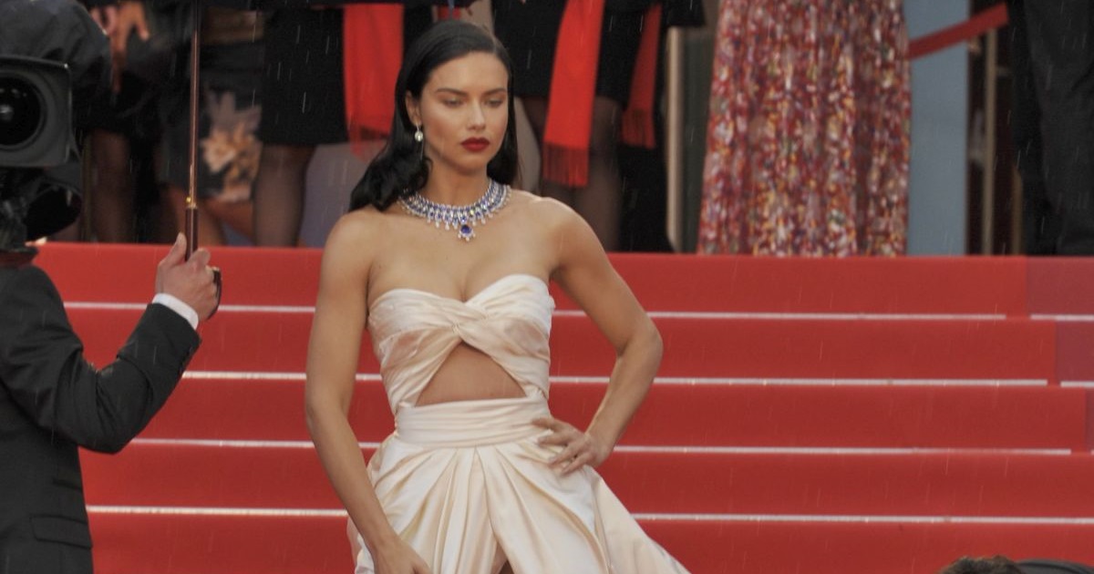 Adriana Lima na crvenom tepihu pokazala međunožje