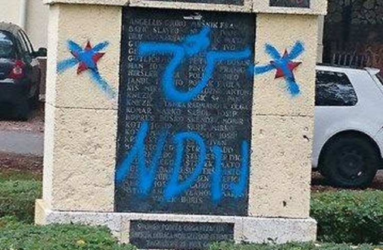 Nakon Ive Lole Ribara, ustaškim grafitima išaran još jedan spomenik partizanskim borcima