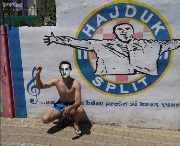 SRBI POLUDJELI ZA TROPRST IZAZOVOM Zvezdaši i partizanovci slikaju se ispred Hajdukovih simbola