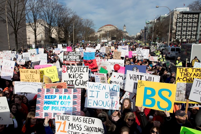 Stotine tisuća mladih prosvjedovalo protiv oružja diljem Amerike: "Zaštitite učenike, a ne pištolje"