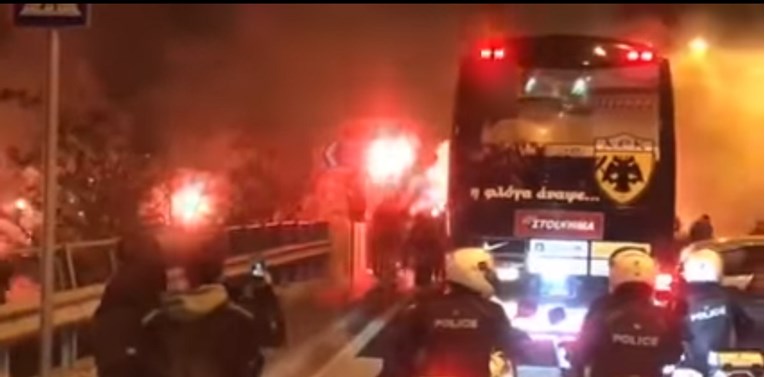 DELIRIJ U ATENI AEK-ovi navijači zapalili ulice nakon pobjede nad Olympiakosom