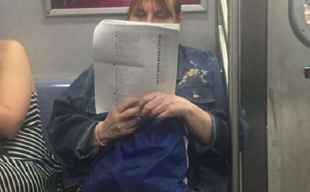 Scena koja je začudila mnoge: Nećete vjerovati što je ova žena čitala u metrou