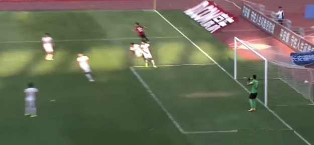 Klub kaznio golmana koji je primio gol dok je pio vodu pored stative