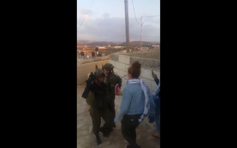 Maloljetna Palestinka snimljena kako udara izraelske vojnike, pogledajte video