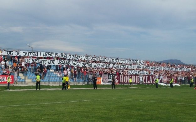 Navijači Sarajeva u Vitezu podignuli transparent o zločinu u Ahmićima