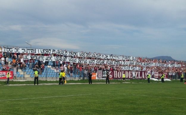 Navijači Sarajeva u Vitezu podignuli transparent o zločinu u Ahmićima