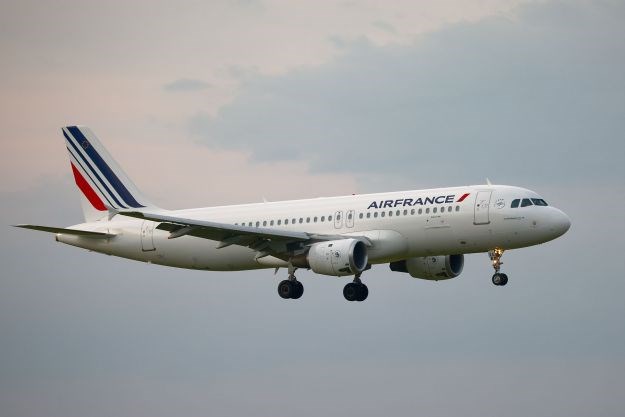 U avionu Air Francea s 473 putnika i članova posade u WC-u pronađena bomba