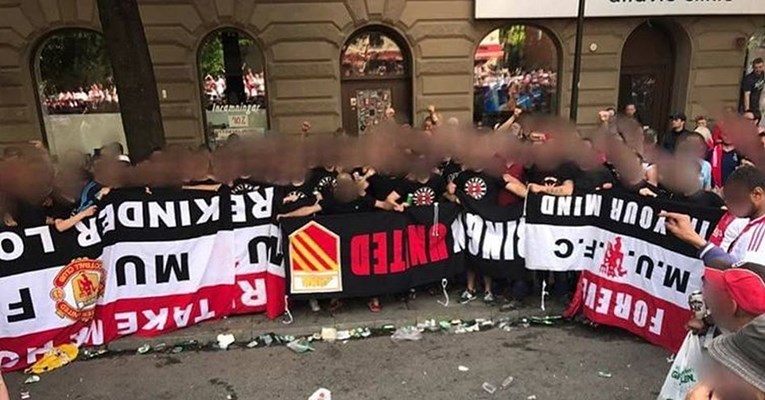 HULIGANI DIVLJAJU Ajaxovi oteli hrpu zastava navijačima Manchestera