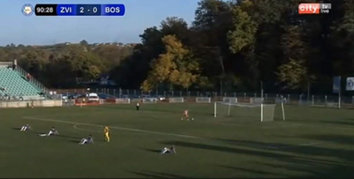 KOMEDIJA U BiH Cijela momčad sjela na travnjak nezadovoljna suđenjem, suparnici zabijali golove