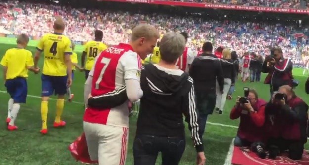 Pogledajte kako su Ajaxovi igrači oduševili svijet za Majčin dan