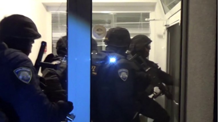 POGLEDAJTE VIDEO Akcija interventne policije u noćnim satima, upali u zagrebačku vilu i spasili Kineze